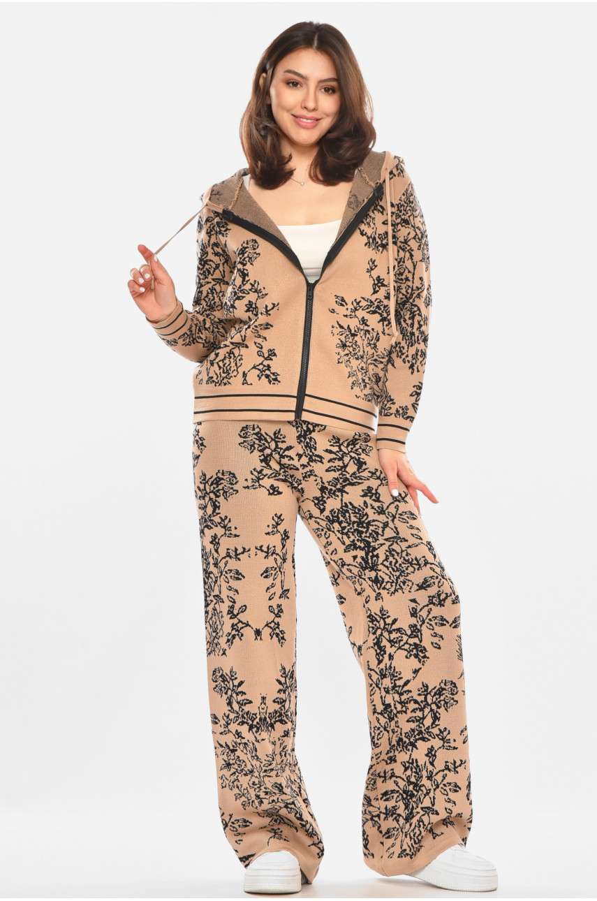 Костюм жіночий трикотажний бежевого кольору з принтом 213687