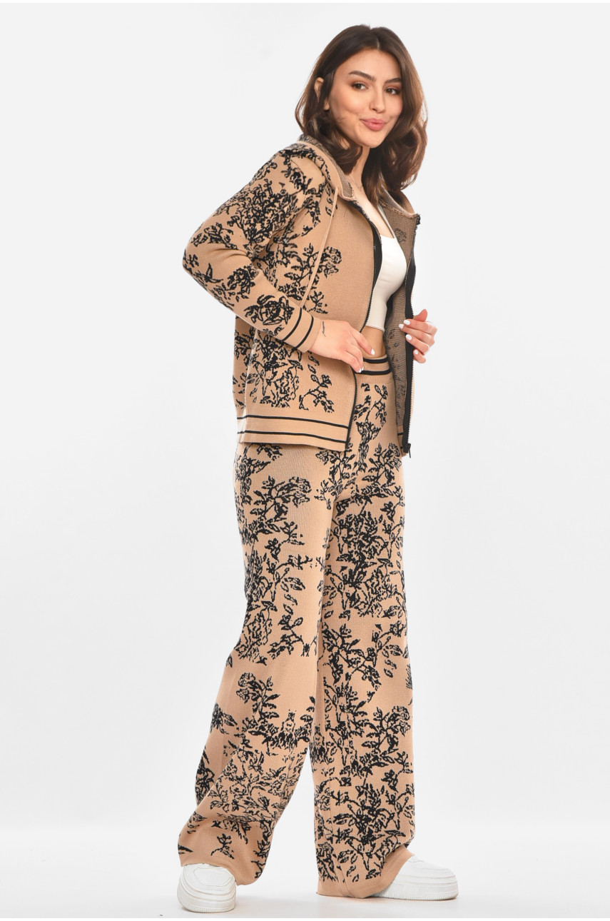 Костюм жіночий трикотажний бежевого кольору з принтом 213687
