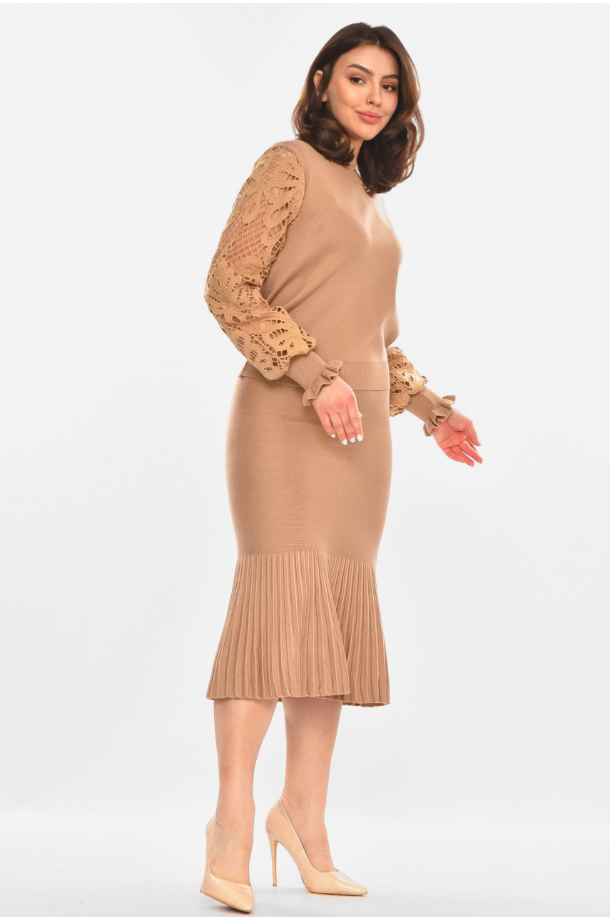 Костюм жіночий трикотажний бежевого кольору 213726